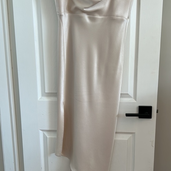 Alice + Olivia Kiyoko Champagne Midi Dress - Picture 4 of 9